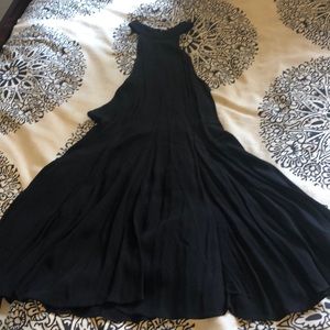 Say yes to side boob black dress